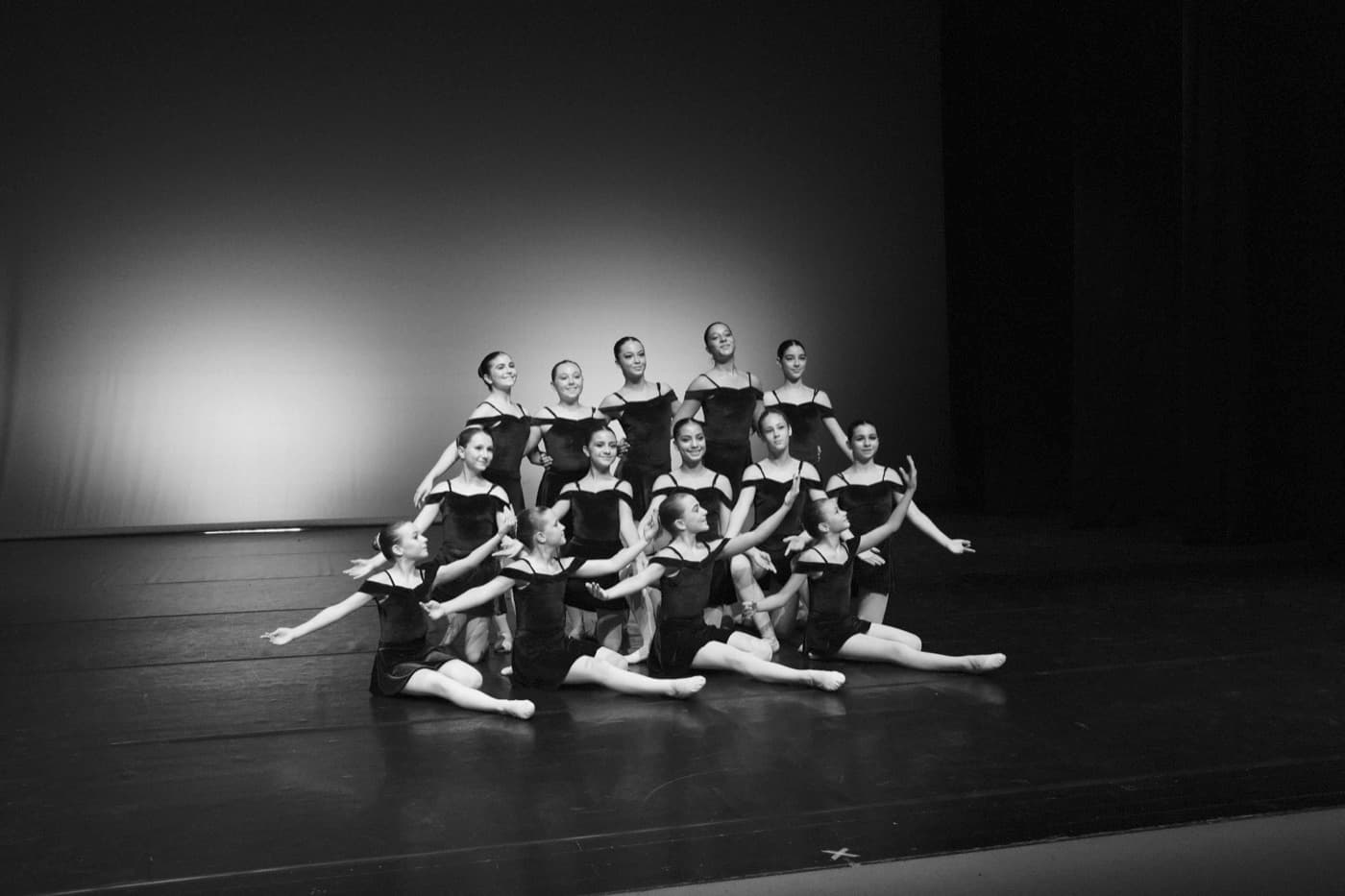 Alumnes de l'Escola de Dansa Miriam Beltrán a contrallum sobre l'escenari